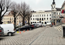 Більше не буде стоянки і електрозарядки: перед чернівецькою Ратушею відновлюють двосторонній рух: