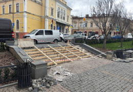 Стан - критичний. У Чернівцях ремонтують пошкоджені сходи на площі Філармонії