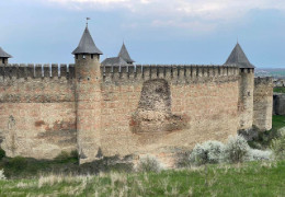 Обвалилася частина стіни на Хотинській фортеці: туристів не пускатимуть до місця обвалу. Мер Хотина бідкається, де взяти гроші на відновлення. ФОТО / ВІДЕО