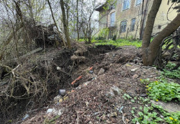 На вулиці Руській у Чернівцях аварійний схил загрожує зсувом двом будинкам та залізничній колії - Суспільне