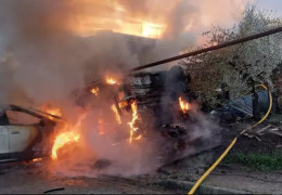 Після ДТП на вулиці Нагірній у Чернівцях загорілися два автомобілі та господарська будівля