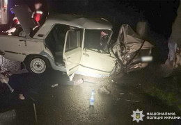 На Вижниччині страшна аварія: 27 річний чоловік на ВАЗі врізався в дерево, загинула молода жінка