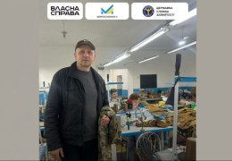 Раніше робив меблі, а тепер шиє одяг: у Романківцях Дністровського району підприємець Андрій Понєтайкін виграв грант і почав виробляти трикотаж для військових
