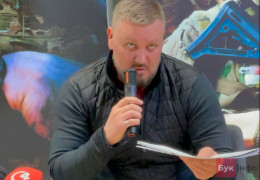 Осипенко вступив у перепалку з журналісткою, яка стверджує, що облрада не має законного права голосувати за передачу земельної ділянки під будівництво ветеранського простору. Бо це не її власність