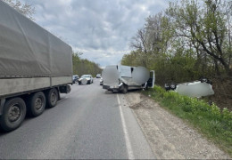 Патрульна поліція попереджає водіїв про аварію біля Недобоївців на трасі Н-03 Житомир - Чернівці. Одна з машин у кюветі