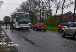 На Буковині через буревій на автотрасу Н-10 "Стрий - Мамалига" упало дерево і пошкодило екскурсійний автобус з дітьми та дорослими. ВІДЕО