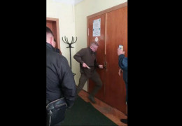 Відсторонений від посади мера Кіцманя Сергій Булега прорвався до кабінету з ломом в руках в присутності поліції. ВІДЕО
