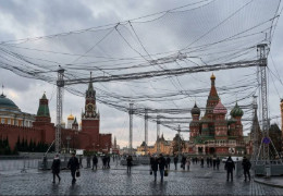 Показали фото, як перед 9 травня у Москві стягують ППО і натягують антидронові сітки на Красній площі