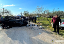 У селі Череш Чернівецького району 23 річний уродженець Харківщини напідпитку влаштував автотрощу з перекиданням авто