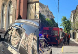 У центрі Чернівців вирвало кріплення контактної мережі для тролейбусів: пошкоджено стіну будинку та легковик
