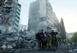 "Жахлива картина руйнувань": Ігнат пояснив, у чому особливість нової російської атаки. Під завалами будинку в Києві шукають понад 10 людей, знайшли три тіла