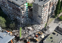24 людей загинуло, з яких троє – діти, 48 травмованих. Завершено пошуково-рятувальну операцію на місці знищеного російською ракетою під'їзду будинку у Дарницькому районі Києва