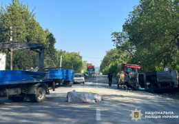На трасі Н-10 у Реваківцях на Буковині пасажирський мікроавтобус врізався у вантажівку, травмувалося п'ятеро людей