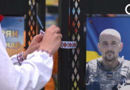 У Чернівцях на Алеї Слави започаткували акцію “Вишита стрічка памʼяті”
