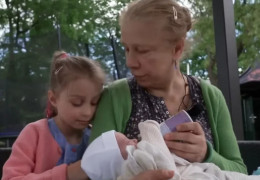 Українська пенсіонерка, яка пережила Чорнобильську катастрофу, народила у 66 років