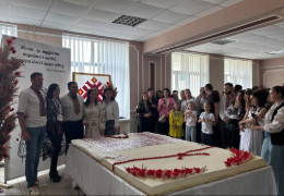 Торт-рекорд у формі вишиванки: на Буковині спекли 200-кілограмовий десерт і зібрали понад 100 тисяч для ЗСУ