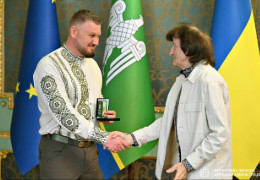 Вишиванка та відзнака «На славу Буковини»: Осипенко привітав Павла Дворського з 50-річчям творчої діяльності