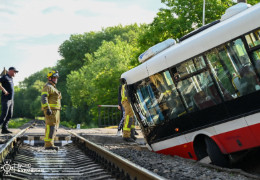 Рятувальники показали, як у Чернівцях витягували маршрутку з кювету біля залізниці
