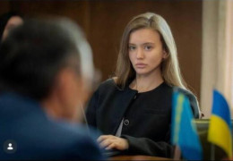 Нові деталі: 20-річна чернівчанка Анна Дорош координуватиме офіційні зустрічі та міжнародні візити, а також плануватиме графік міністра Ляшка