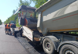 До уваги водіїв: на трасі М-19 Тернопіль - Чернівці у межах села Кадубівці ремонтують дорожнє покриття