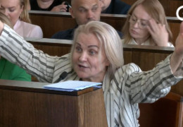 Від допомоги армії до звільнення Лесюка і протестів батьків школярів. "Гаряча" сесія Чернівецької міськради