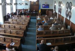 У Ратуші триває позачергова сесія міськради. Дві фракції не прийшли. Опозиція вимагає "крові" Лесюка