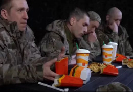 У мережі показали, як морпіхи ЗСУ годують полонених російських солдатів McDonald's