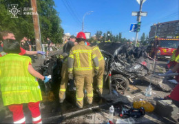 Жахлива аварія у Києві: Mercedes на шаленій швидкості пролетів наскрізь підземний перехід, вбивши і покалічивши багато людей, серед них - двоє поліцейських