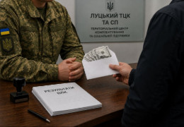Не стримався... Виконувача обов'язків керівника Луцького ТЦК спіймали на хабарі