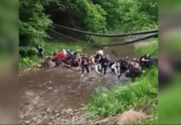 Показали відео, як у Виженці обвалився підвісний міст під 40 дітьми: шестеро з них госпіталізували з травмами і переломами