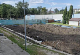 Скандал у Чернівцях: чашу колишнього 50-метрового басейну біля стадіону «Буковина» засипали землею. Стала відома причина
