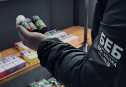 У Чернівцях судитимуть підприємця за продаж нелегальних вейпів на Калинівському ринку