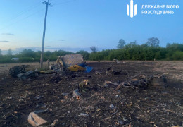 Показали фото з місця авіакатастрофи військового літака Су-24 на Хмельниччині, у якому загинули двоє захисників. Серед них - 23 річний штурман Богдан Бабенко