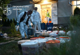 Накрили нарколабораторію та вилучили психотропів на мільйон доларів: показали фото, як у простій буковинській хаті створили підпільний наркобізнес