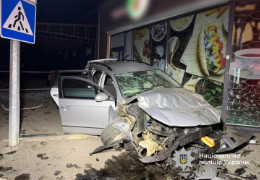 У Кутах на Прикарпатті п’яний 23-річний водій Volkswagen влетів у літній майданчик АЗС: травмовано шістьох людей