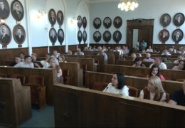 Флагшток, самокати, онкохворі діти та десятки мільйонів гривень: як пройшла сесія Чернівецької міськради