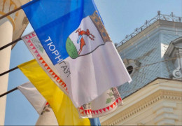 Чернівці зміцнюють міжнародні зв'язки: поруч із Ратушею підняли прапор нового міста-побратима з Бельгії