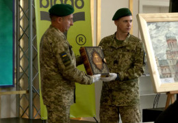 Понад 2 млн грн для захисників: як у Чернівцях пройшов молитовний сніданок за участі митрополита Епіфанія. Цуркан купив Біблію за підписом настоятеля ПЦУ, Клічук придбав картину за 300 тисяч