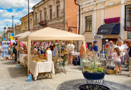 Психологічне розвантаження і підтримка бізнесу, чи ярмарок з "гопацульками" на смертях полеглих? Чернівчани в мережі влаштували гарячу дискусію