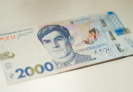 Синя, найбільша і з Василем Стусом: в Україні вводять нову банкноту у 2000 гривень