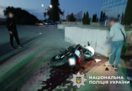 Жахливі аварії на Буковині: У Кельменцях загинув 19-річний мотоцикліст, у Сторожинці водійка злетіла в кювет