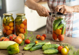 Не всі кришки для консервації однакові: які краще обрати — білі чи жовті
