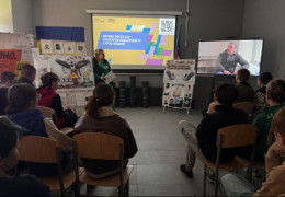 Цифровий бар’єр: як у Вашківцях на Буковині руйнують стіну нерозуміння між поколіннями та смартфонами