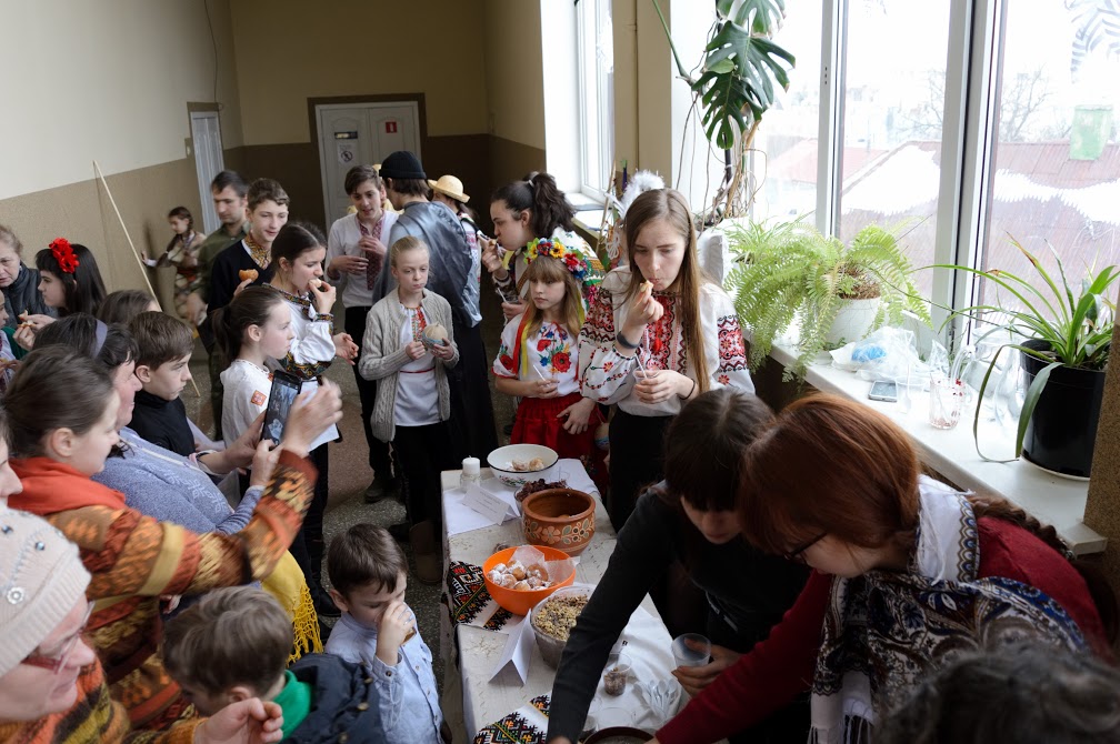 Буковинські пластуни створили різдвяну казку для дітей-переселенців (ФОТО)