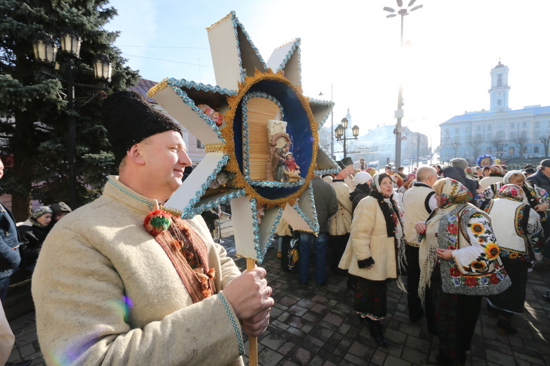 На Центральній площі Чернівців вчетверте поспіль відбувся фестиваль "Майданівських колядок" (ФОТО+ВІДЕО)