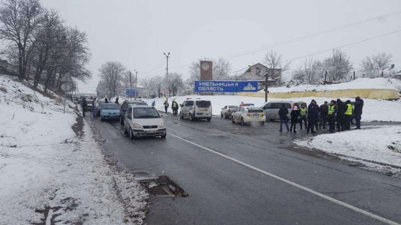 Поліція закликає водіїв "євроблях" проводити акції протесту в рамках правового поля, не порушуючи прав інших громадян. В Атаках акцію припинили