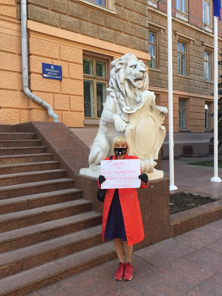 ПІд гаслом: "Слуги! Дотримуйтеся Конституції України" біля Чернівецької ОДА активістка влаштувала одиночний пікет