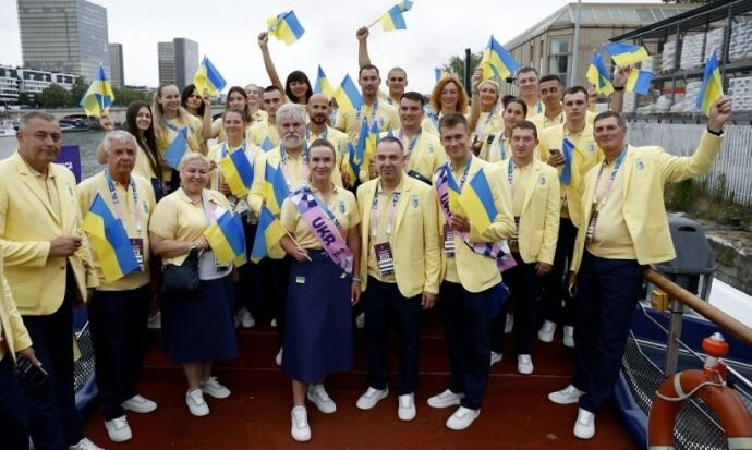 Описание: У Парижі пройшла церемонія відкриття Олімпійських ігор 2024 року. Замість традиційних святкувань на стадіоні влаштували парад човнів на воді.