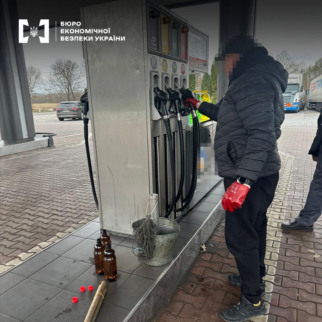 Та сама історія: на Буковині БЕБ не випускає з "тісних лещат" власника заправки, який продавав підробне пальне, куплене у підпільних виробників