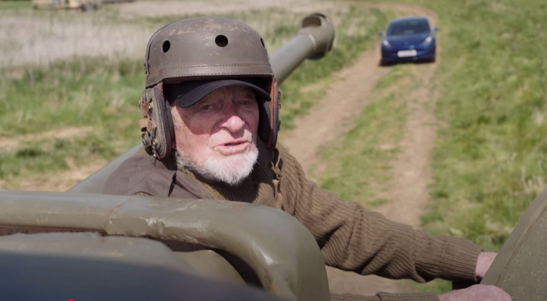 -
                98-річний британський ветеран на танку часів 2-ї Світової війни розчавив автомобіль Tesla, в знак незгоди підтримки Маском ультраправих у Європі